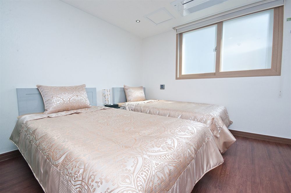 Residence Mumum Hotel Busan Bagian luar foto